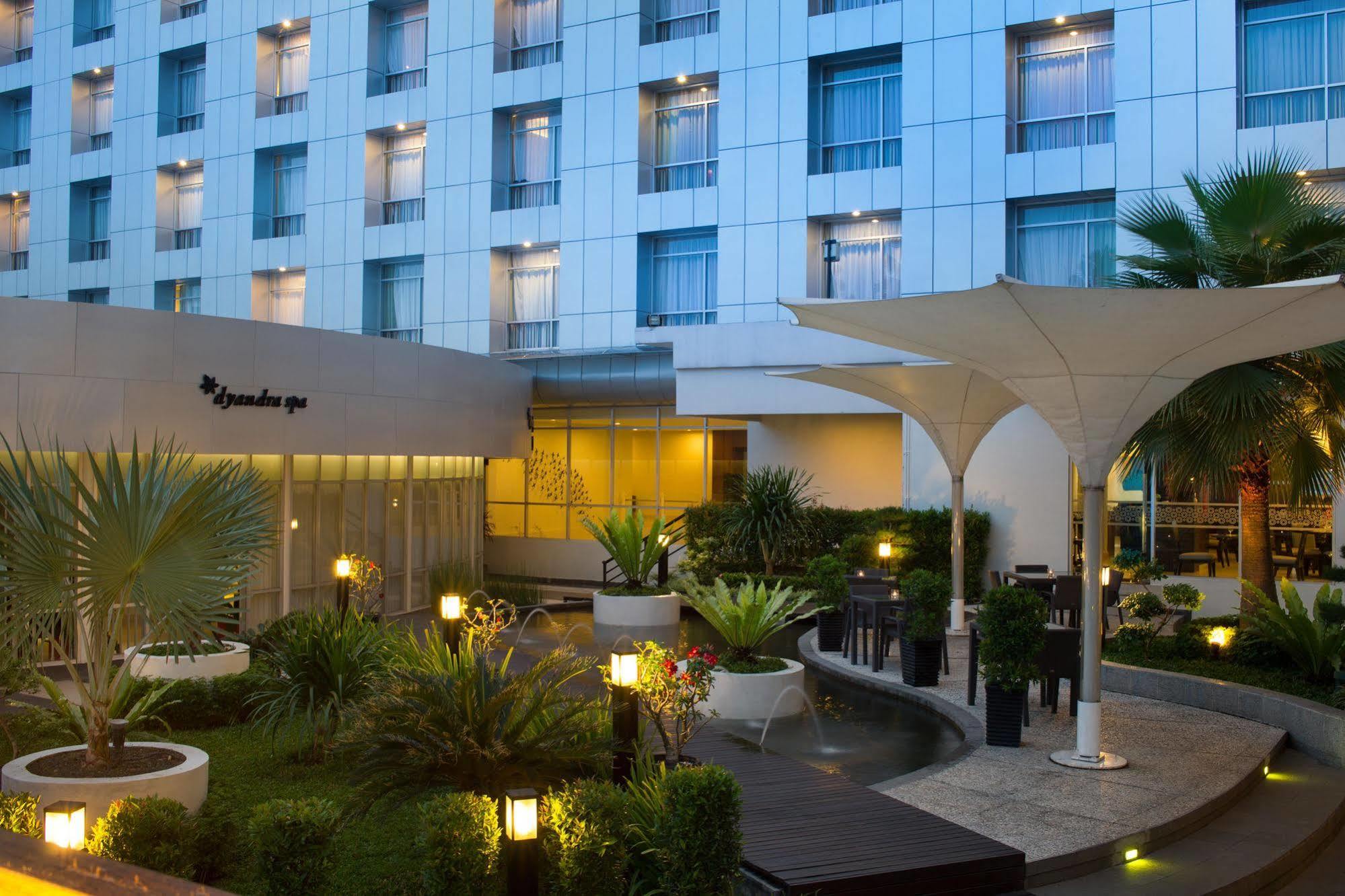 Santika Premiere Dyandra Hotel & Convention - Medan Exterior photo